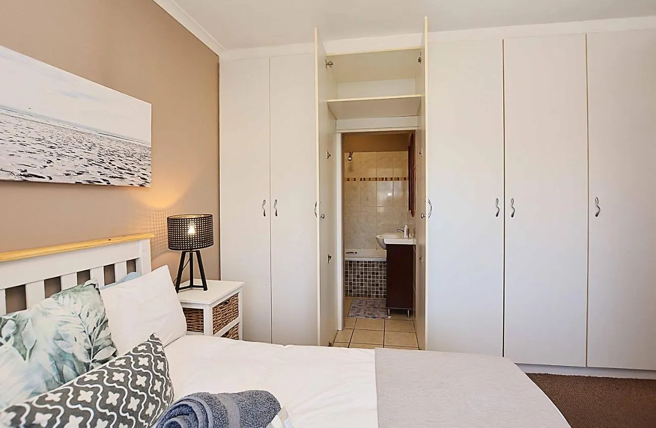 Waves Apartment Bloubergstrand 0*,
